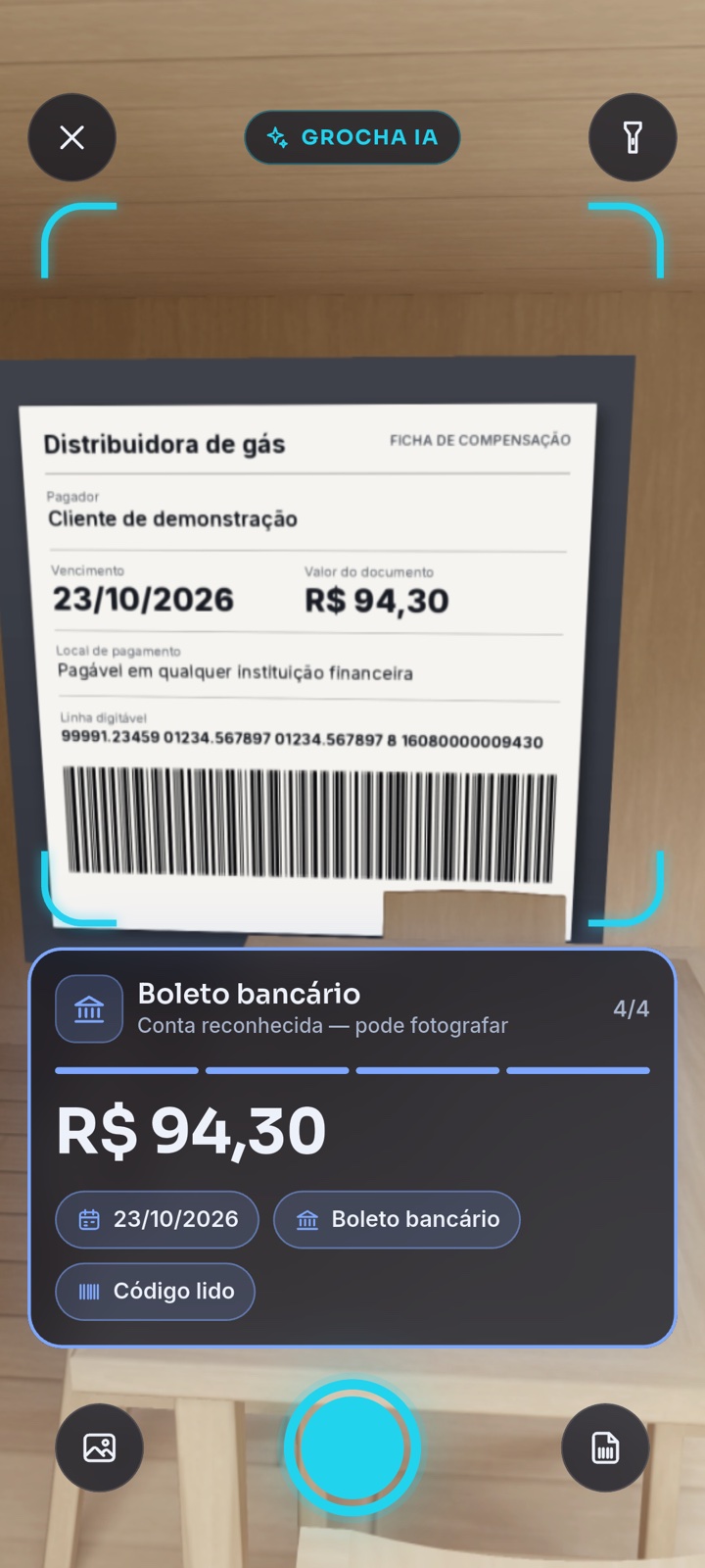 Câmera do app GR Finanças lendo um boleto ao vivo, com valor e vencimento na tela